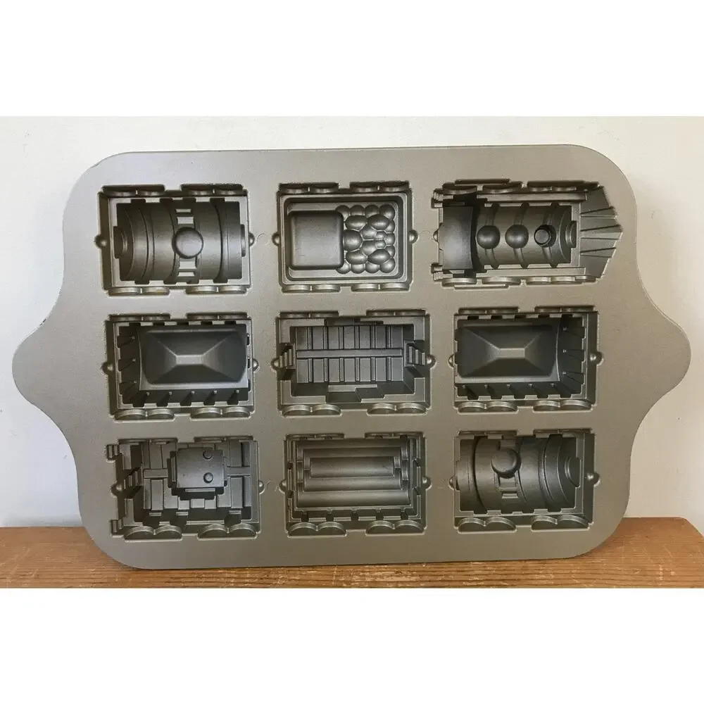 New Nordic Ware Train Muffin Cake Pan Bundt Bakeware Platinum Collection NWT
